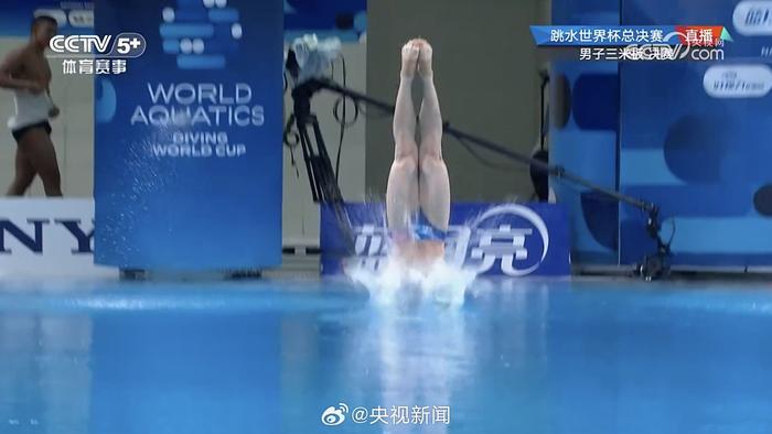 跳水选手飞天入水，勇夺金牌